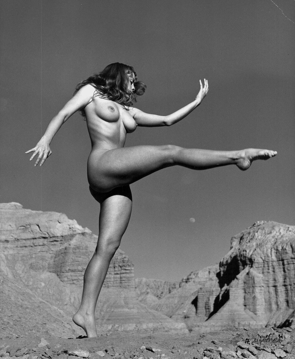 Photo by Andre de Dienes, a favorite photographer discovered in U.S. Camera. Photo found on LeClownLyrique blog